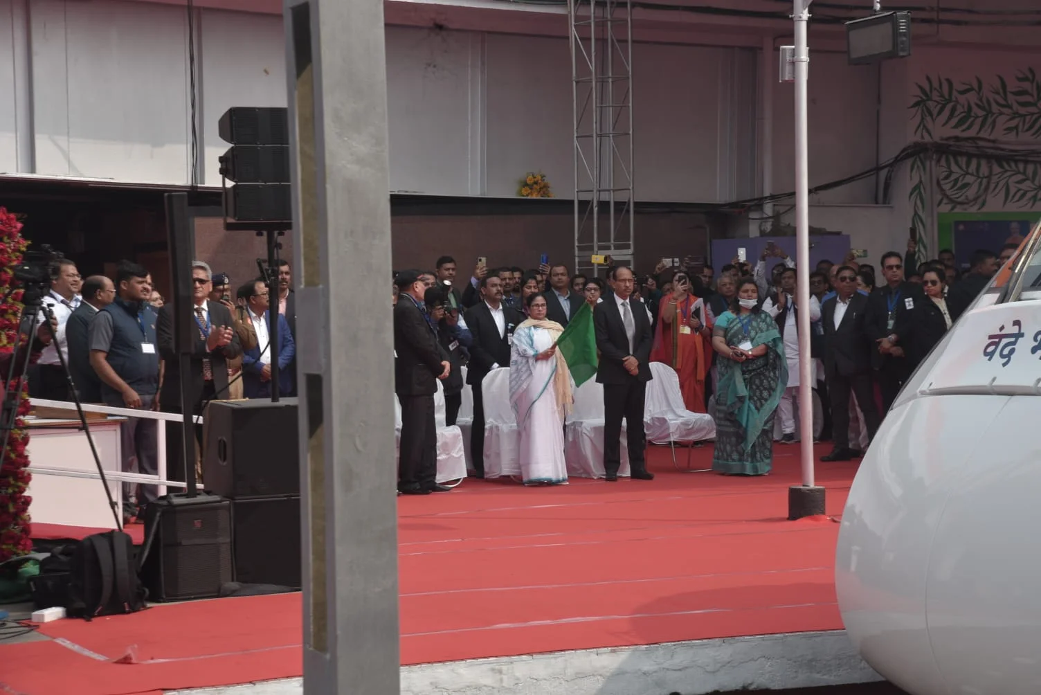 বাংলায় প্রথম বন্দে ভারতের সূচনা পর্ব--- ছবি ক্যামেরাবন্দি করলেন পুবের কলমের চিত্র সাংবাদিক