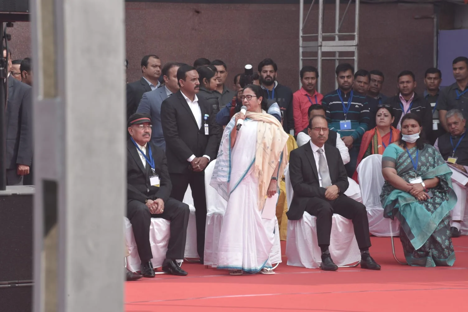 বাংলায় প্রথম বন্দে ভারতের সূচনা পর্ব--- ছবি ক্যামেরাবন্দি করলেন পুবের কলমের চিত্র সাংবাদিক