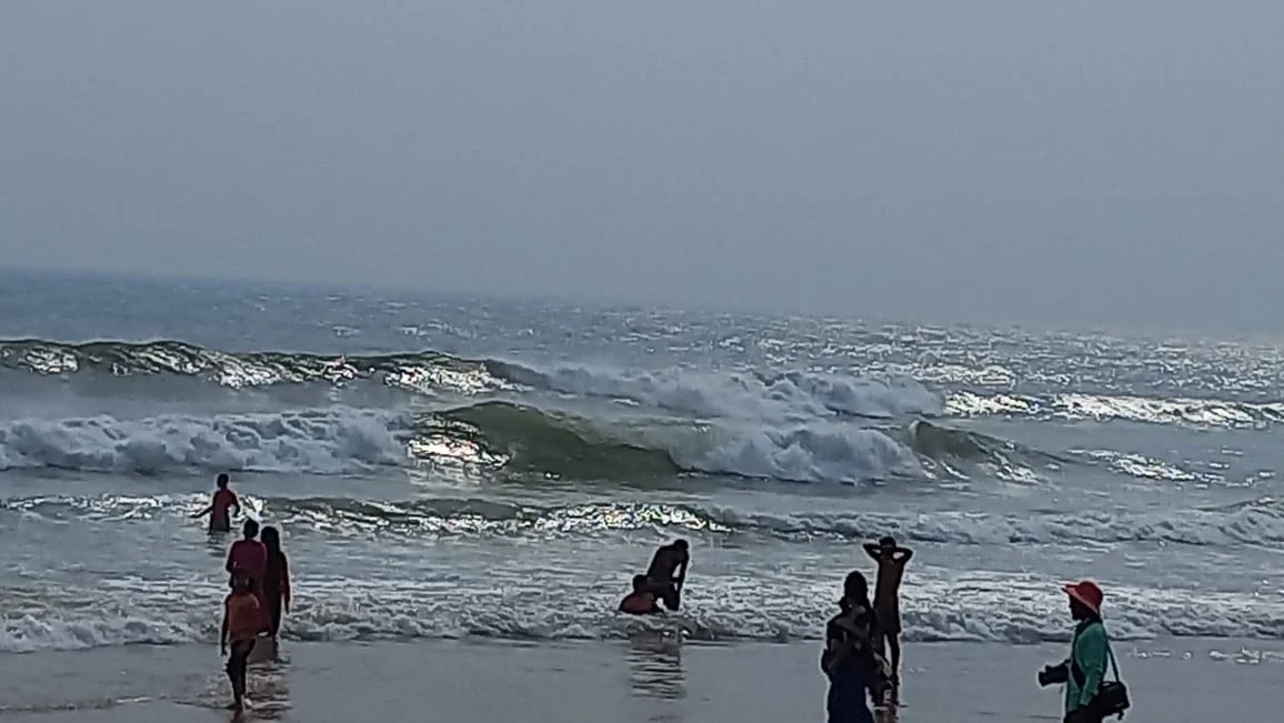 পুরীর সমুদ্র সৈকতের মোহময়ী আকর্ষণ আজও অম্লান