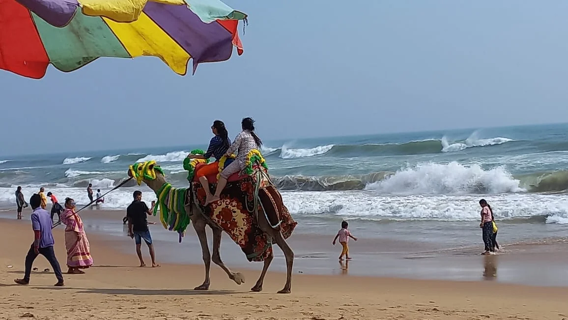 পুরীর সমুদ্র সৈকতের মোহময়ী আকর্ষণ আজও অম্লান