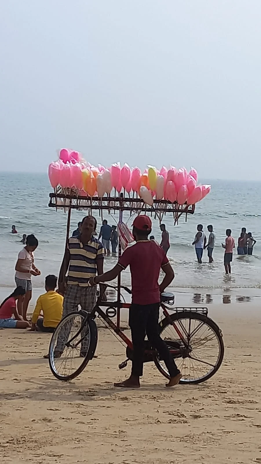 পুরীর সমুদ্র সৈকতের মোহময়ী আকর্ষণ আজও অম্লান