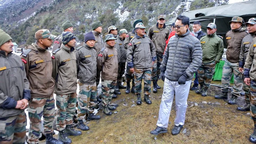 নিরাপদে তাওয়াং, বোঝাতে পুরনো ছবি পোস্ট রিজিজুর