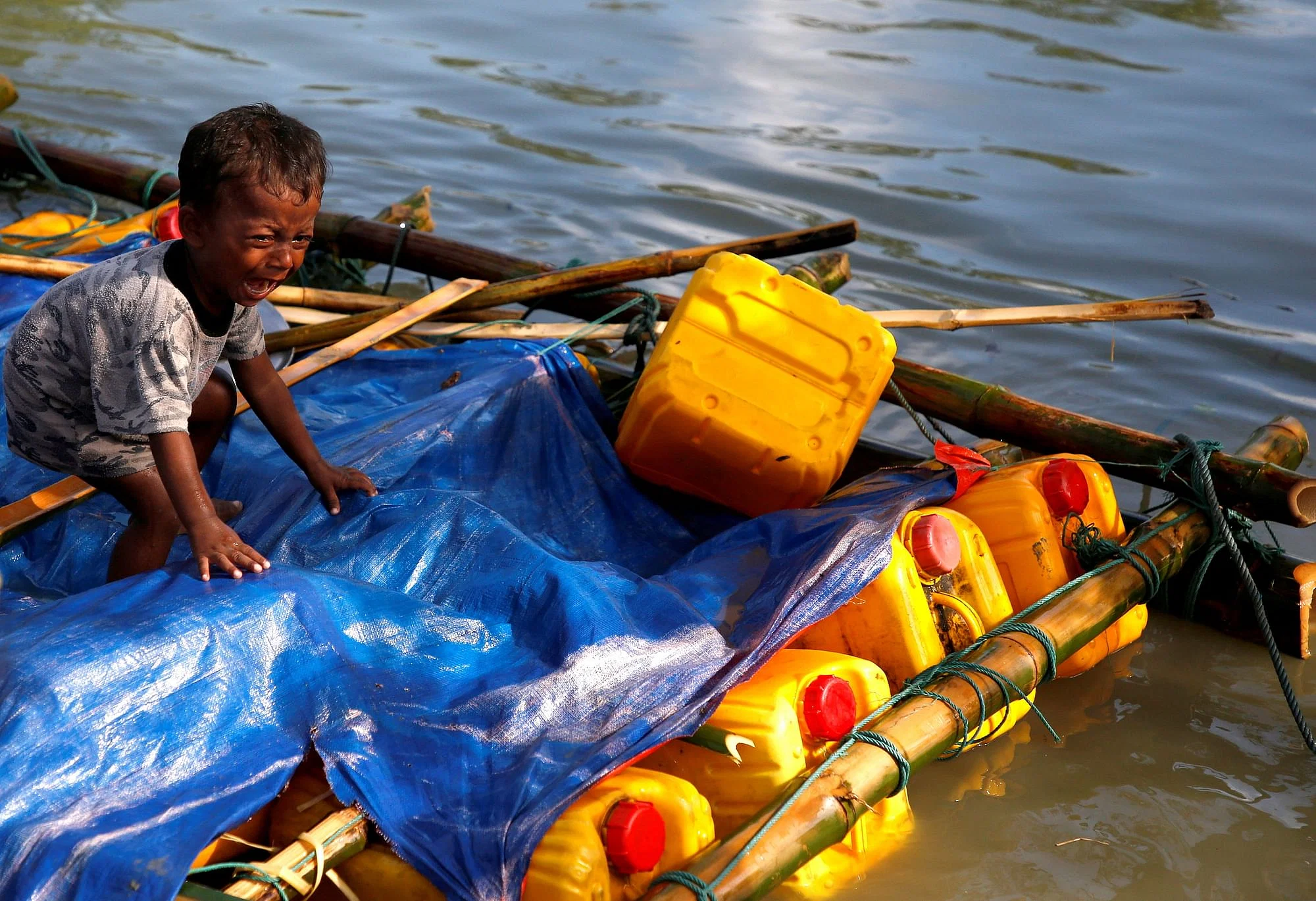 ডুবন্ত নৌকা থেকে উদ্ধার ১৫৪ রোহিঙ্গা