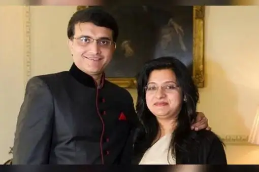 মেসির পায়ের জাদুতে কাপ আসুক আর্জেন্টিনায়, গলা ফাটাতে সস্ত্রীক কাতার গেলেন সৌরভ