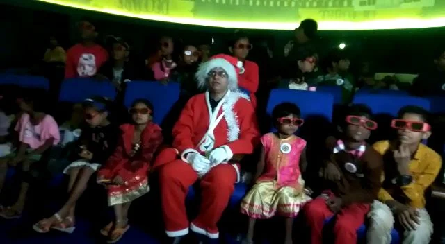 বড়দিনে পথশিশুদের জন্য খুলে দেওয়া হল হাওড়া তারামণ্ডল, সান্তাক্লজ সেজে বড়দিনের উপহার তুলে দেন পুর প্রশাসক