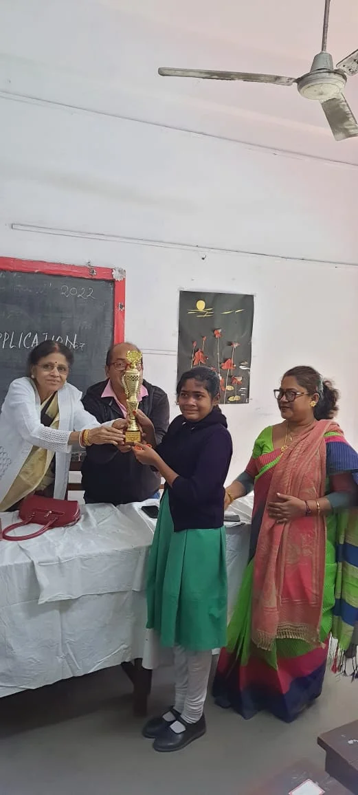 টাকি প্রাথমিক বালিকা  বিদ্যালয়ে পড়ুয়াদের পুরস্কার বিতরণ 