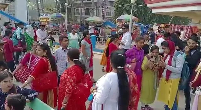 শীতের আনন্দ গায়ে মেখে টাকিতে ইছামতীর পাড়ে পর্যটকদের ভিড়