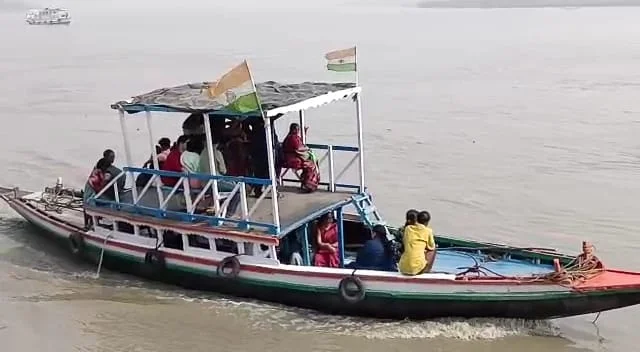 শীতের আনন্দ গায়ে মেখে টাকিতে ইছামতীর পাড়ে পর্যটকদের ভিড়