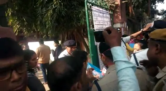 আজ রাজ্যে প্রাথমিকের টেট পরীক্ষা, হাওড়ার বিভিন্ন পরীক্ষাকেন্দ্রে ব্যস্ততা চরমে