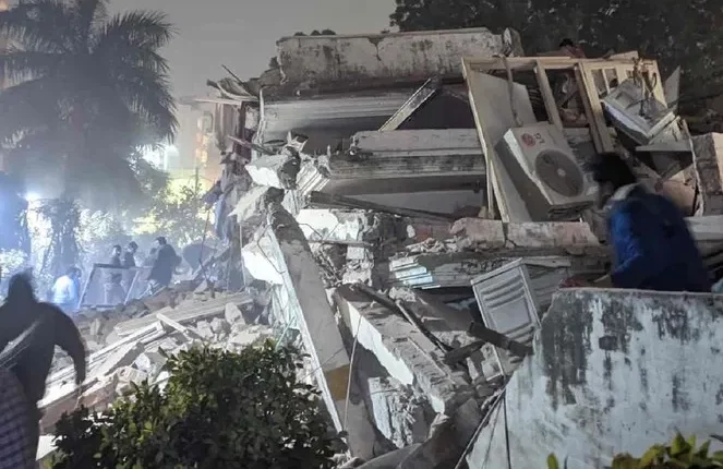 লখনউতে বহুতল বাড়ি ভেঙে মৃত ৩ জন, ধ্বংসস্তূপে আঁটকে ৪ টি পরিবার