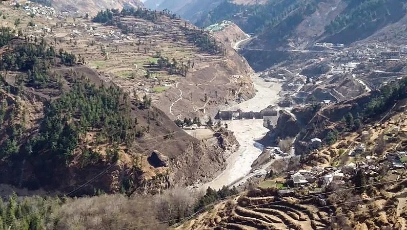 পাহাড় থেকে নামল ধস, হড়পা বানের আশঙ্কায় ত্রস্ত যোশীমঠ