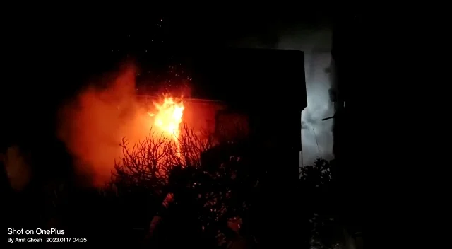 গভীর রাতে অগ্নিকাণ্ড,ঘরে আটক মানসিক ভারসাম্যহীন দুই ভাইবোন,উদ্ধার দমকলের