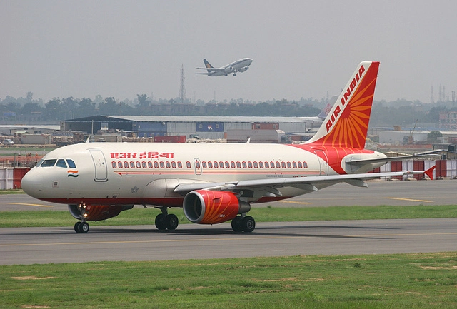 ককপিটে বান্ধবীর সঙ্গে ঘনিষ্ঠতা! বরখাস্ত এয়ার ইন্ডিয়ার দুই পাইলট  