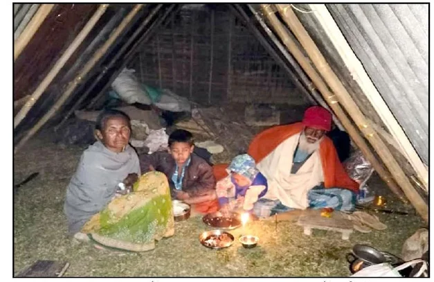 খোলা আকাশের নিচে ক্ষুধার্ত-শীতার্ত মানুষেরা, একফোঁটা জলও দিতে নারাজ অসম সরকার