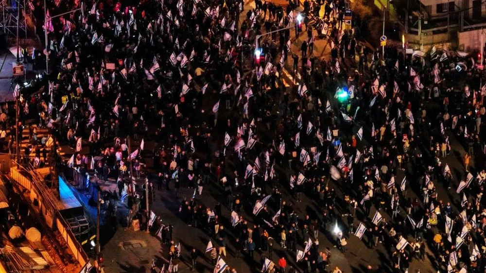 নেতানিয়াহুর বিরুদ্ধে তেল আবিবে লক্ষাধিক মানুষের বিক্ষোভ