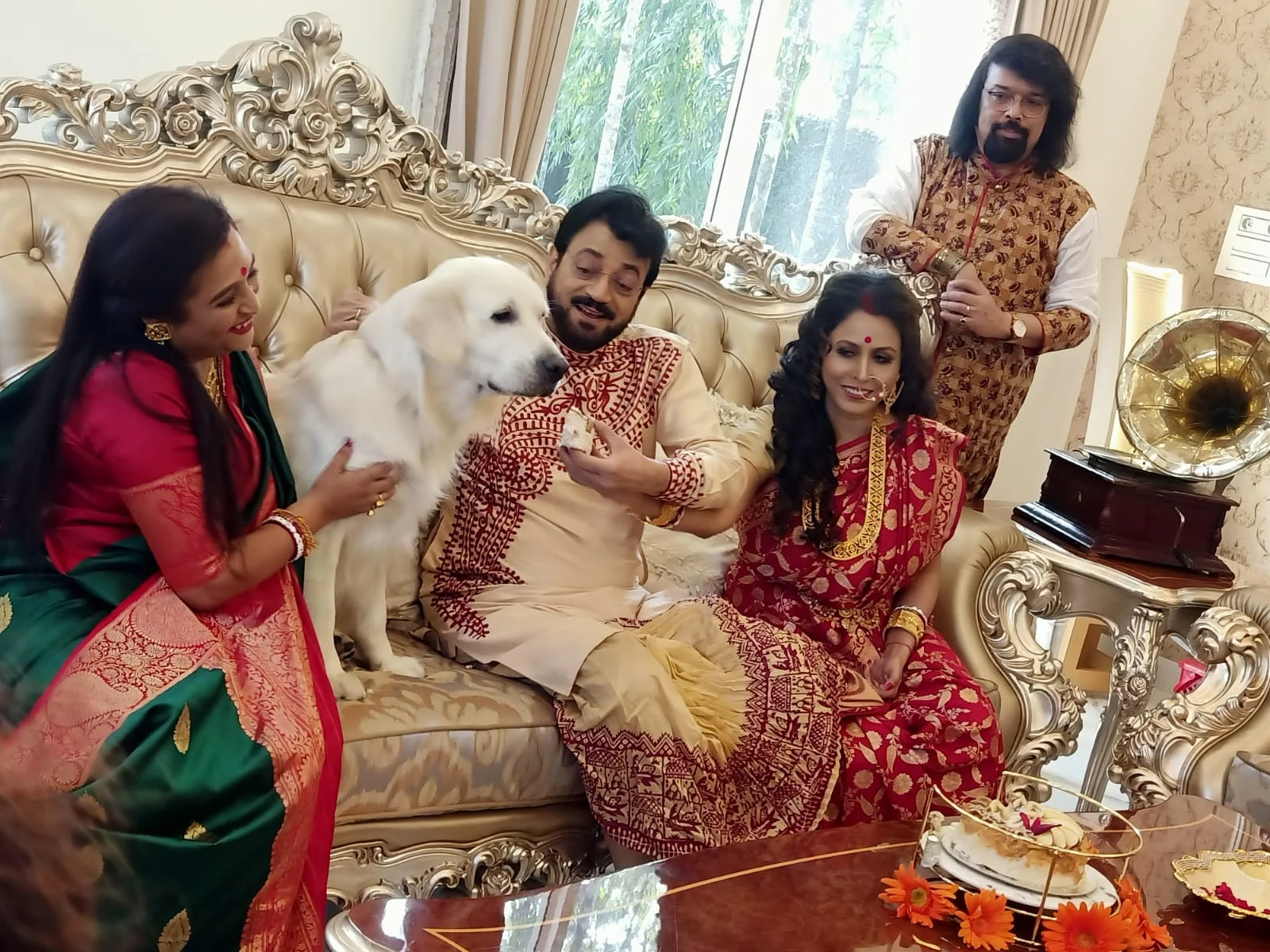 নতুন পেট ক্যালেন্ডারের অন্যতম পাতায় যুক্ত হলেন মুম্বই খ্যাত অভিনেত্রী,  পরিচালক প্রযোজক সমু মিত্র, সঙ্গে দোসর চিরঞ্জিত! 