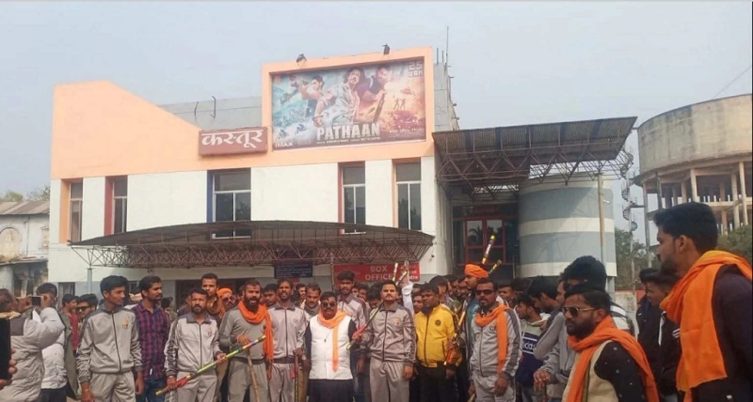 ‘পাঠান’ বন্ধ করতে সিনেমা হলে ভাঙচুর