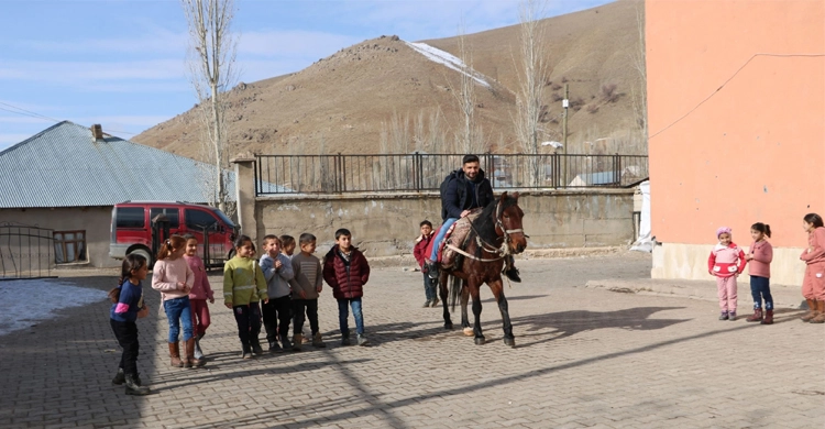 ঘোড়ার পিঠে করে দুর্গম পথ পাড়ি দিয়ে স্কুলে যান শিক্ষক!