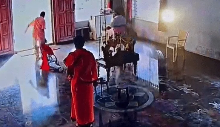 বেঙ্গালুরুর মন্দিরে দলিত মহিলাকে হেনস্থা! থাপ্পড় মারা সহ পেটানো হল লাঠি দিয়ে, ভাইরাল ভিডিও