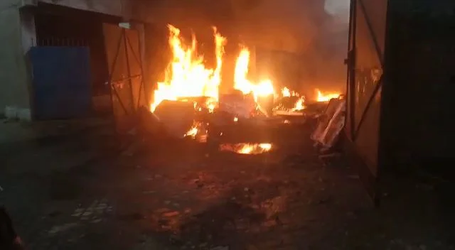 ডোমজুড়ে কেমিক্যাল ফ্যাক্টরিতে ভয়াবহ আগুন, ঘটনাস্থলে দমকলের পাঁচটি ইঞ্জিন