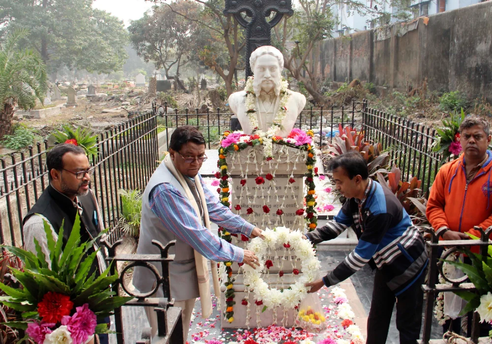 দ্বিশততম জন্মদিনে কবি মাইকেল মধুসূদন দত্তকে শ্রদ্ধা, উদ্যোগে বিশ্বকোষ পরিষদ