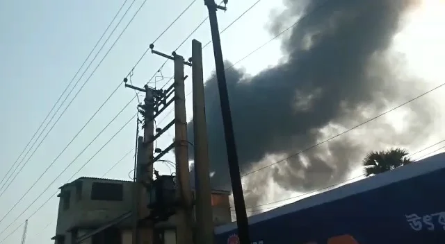 লিলুয়ায়, কোনা সাব স্টেশনের কাছে বিধ্বংসী আগুন, ঘটনাস্থলে দমকলের চারটি ইঞ্জিন