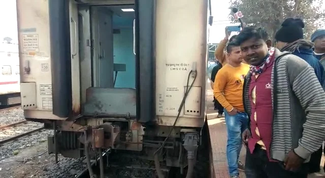 সাতসকালেই বিপত্তি,  সাঁতরাগাছির কাছে কাপলিং খুলে  বেরিয়ে  গেল ইস্পাত এক্সপ্রেসের ইঞ্জিন সহ দুটি বগি 