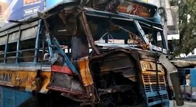 হাওড়া স্টেশনে গঙ্গাসাগর মেলা ক্যাম্পে দুর্ঘটনা,  তীর্থযাত্রীদের  বাসের পিছনে ব্রেক ফেল করে  ধাক্কা মারল বাসের জখম ৪