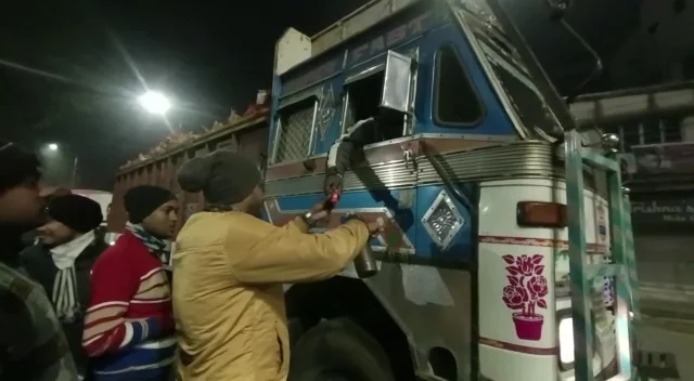 শীতের রাতে দুর্ঘটনা এড়াতে চালকদের গরম কফি-বিস্কুট দিয়ে তাজা রাখার উদ্যোগ তৃণমূল কর্মীদের