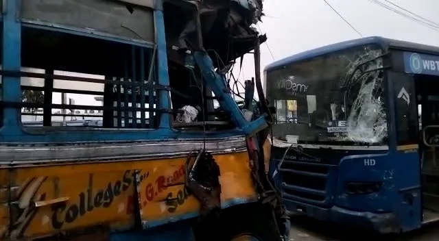 হাওড়া স্টেশনে গঙ্গাসাগর মেলা ক্যাম্পে দুর্ঘটনা,  তীর্থযাত্রীদের  বাসের পিছনে ব্রেক ফেল করে  ধাক্কা মারল বাসের জখম ৪