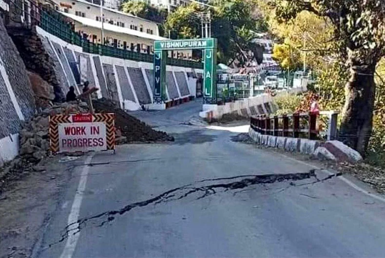 সংকটে যোশিমঠ, ফাটল আতঙ্ক শীতের রাতে ঘর ছেড়ে রাস্তায় মানুষ