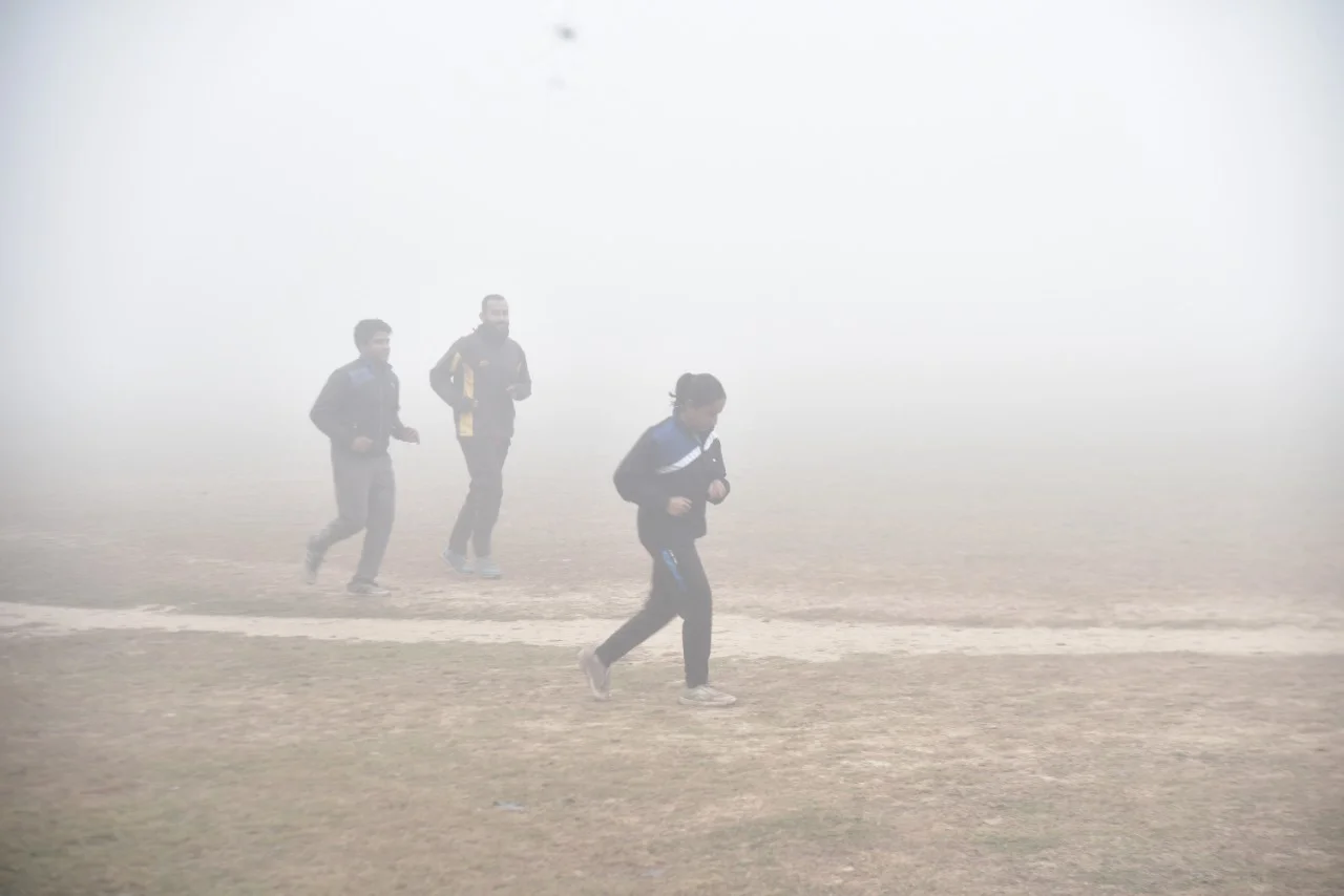 ঘিরে ধরে কুয়াশা যখন, চেনা ময়দানের অচেনা ছবি, দেখুন ফটো গ্যালারি