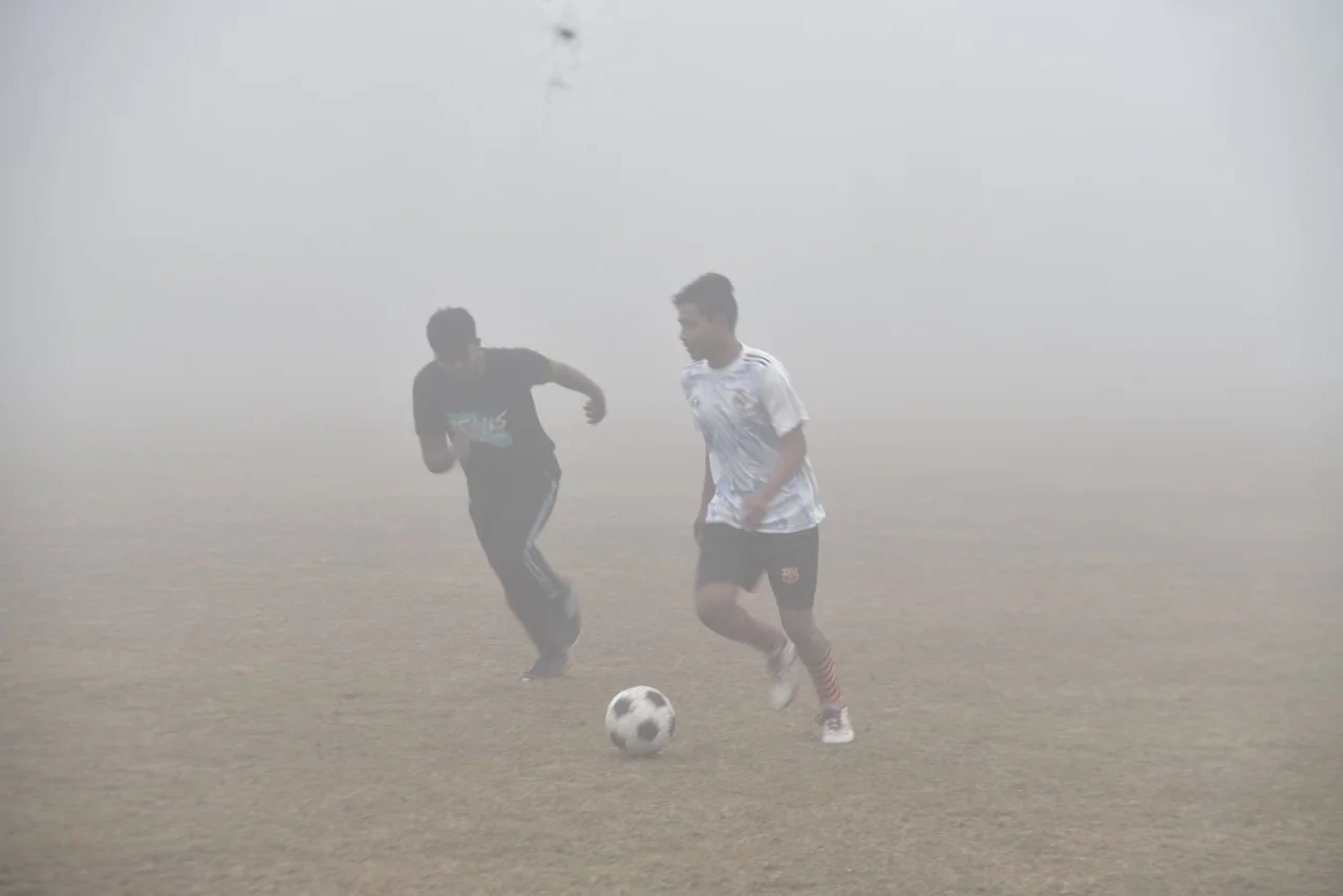 ঘিরে ধরে কুয়াশা যখন, চেনা ময়দানের অচেনা ছবি, দেখুন ফটো গ্যালারি