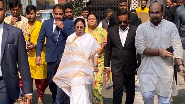 সরস্বতী পুজোয় নিজের কলেজে এসে নস্ট্যালজিয়ায় ভাসলেন, শিক্ষার্থীদের সঙ্গে রবীন্দ্র সংগীতে গলাও  মেলালেন মুখ্যমন্ত্রী