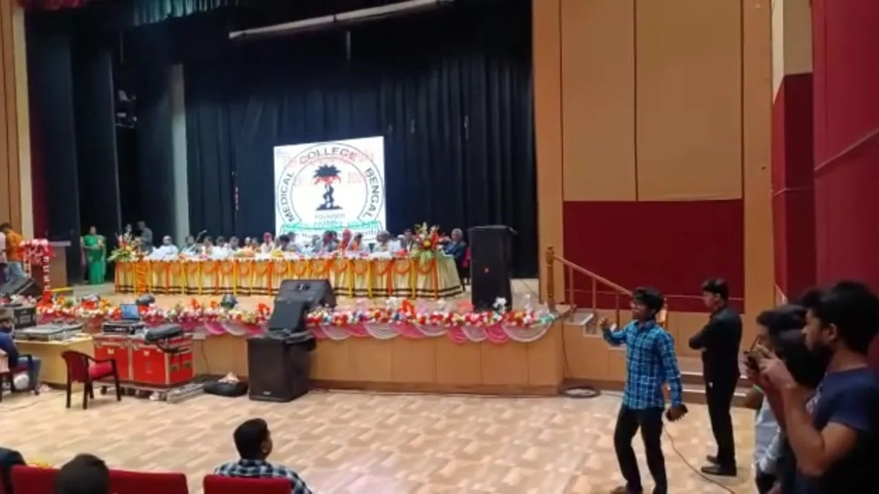 নির্মল মাজিকে ধিক্কার মেডিকেল কলেজে