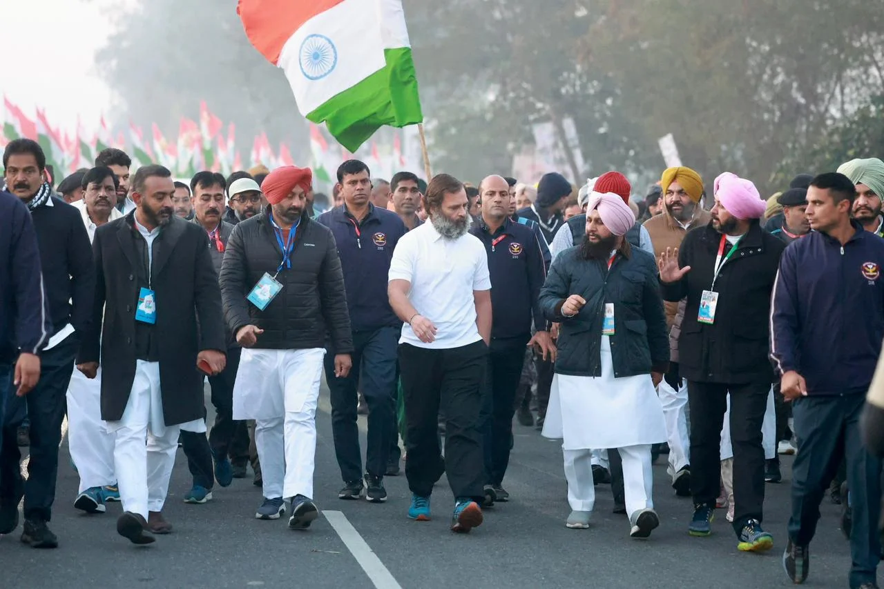 পঞ্জাবে ভারত জোড়ো যাত্রায় ছুটে এসে রাহুলকে আলিঙ্গন, নিরাপত্তা লঙ্ঘনের অভিযোগ