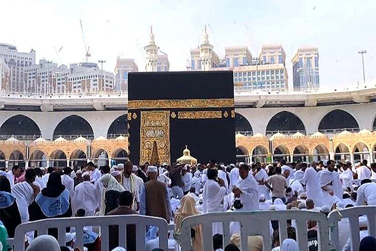 পবিত্র কাবায় স্বেচ্ছাসেবী  কার্যক্রমে স্কুলের শিশুরা