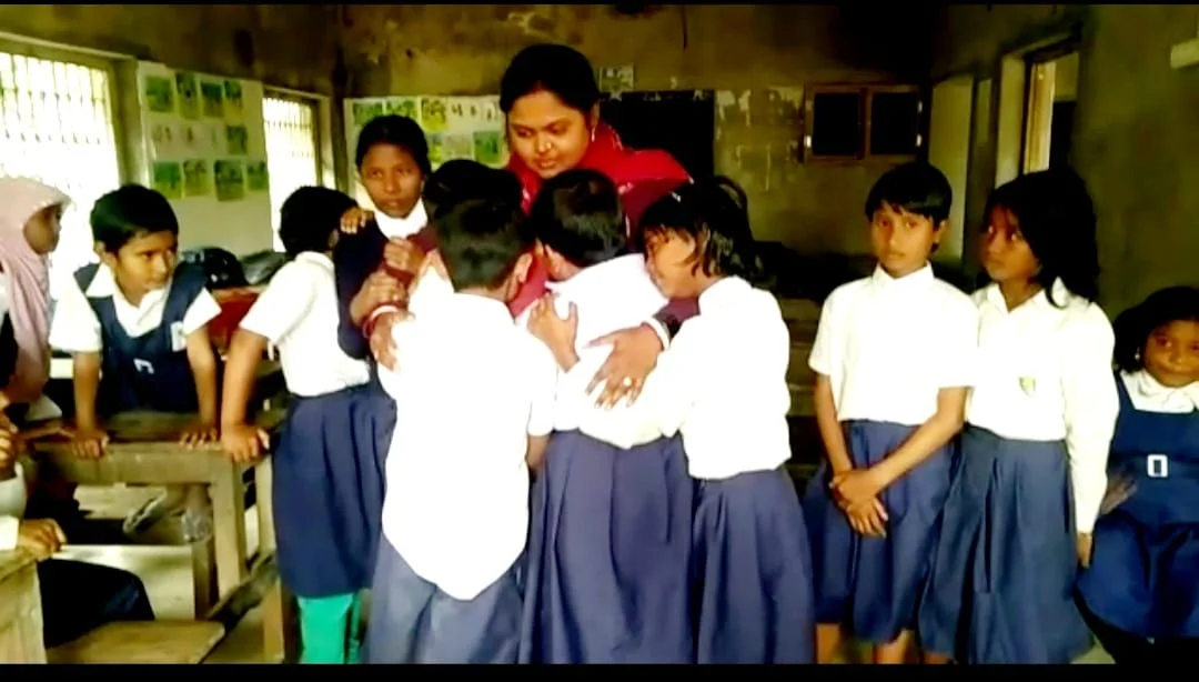 শিক্ষিকার বদলির নির্দেশ... যেতে দিতে নারাজ, চোখে জল  ছাত্র-ছাত্রীদের 