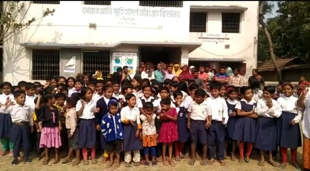 শিক্ষিকার বদলির নির্দেশ... যেতে দিতে নারাজ, চোখে জল  ছাত্র-ছাত্রীদের 