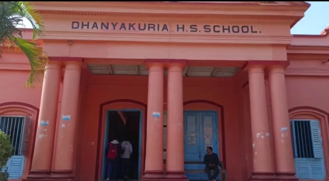 হেরিটেজ তকমা পাওয়ার পর প্রাক্তনীদের অনুদান ধান্যকুড়িয়া হাই স্কুলকে