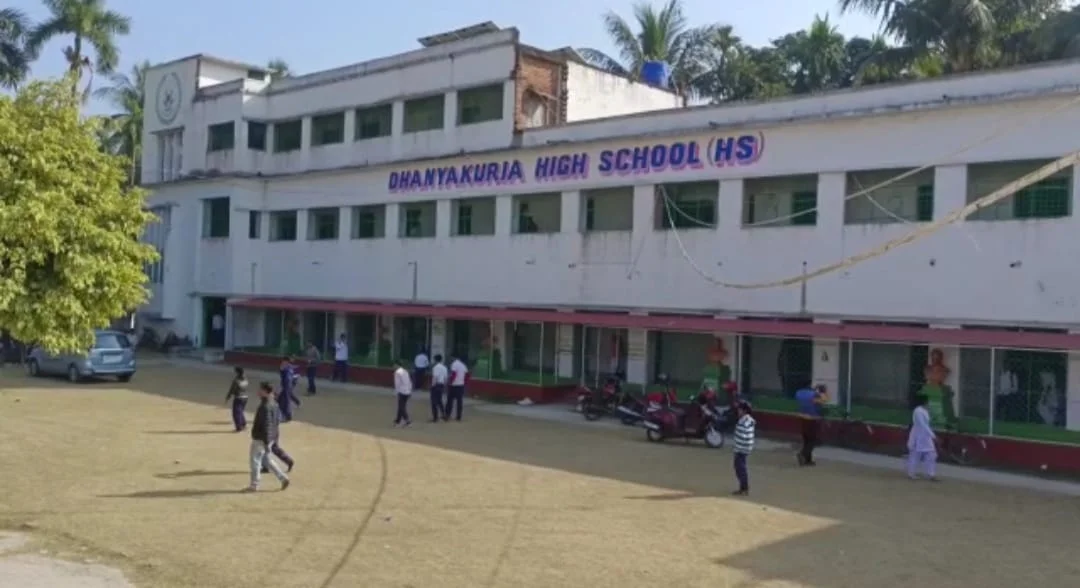 হেরিটেজ তকমা পাওয়ার পর প্রাক্তনীদের অনুদান ধান্যকুড়িয়া হাই স্কুলকে