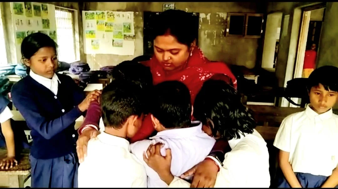 শিক্ষিকার বদলির নির্দেশ... যেতে দিতে নারাজ, চোখে জল  ছাত্র-ছাত্রীদের 