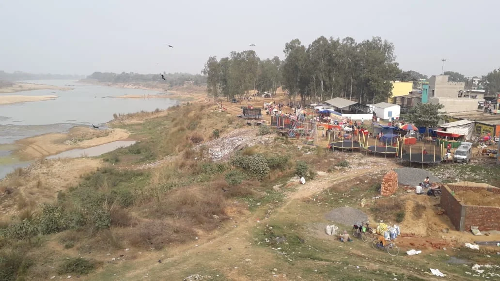 অজয় নদে দেদার বালি লুটে  'আশ্রয়হীন'  উজানী মেলা