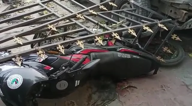 বছরের শুরুতেই দুর্ঘটনা, হাওড়ায় গাড়ি চালানো শিখতে এসে বোলেরোর ধাক্কায় গুঁড়িয়ে গেল একাধিক বাইক, সাইকেল