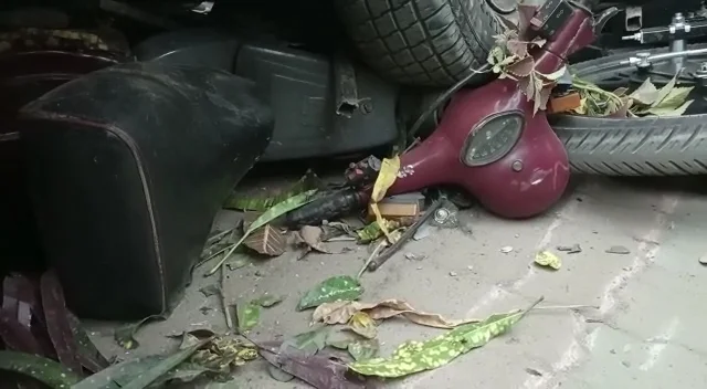 বছরের শুরুতেই দুর্ঘটনা, হাওড়ায় গাড়ি চালানো শিখতে এসে বোলেরোর ধাক্কায় গুঁড়িয়ে গেল একাধিক বাইক, সাইকেল