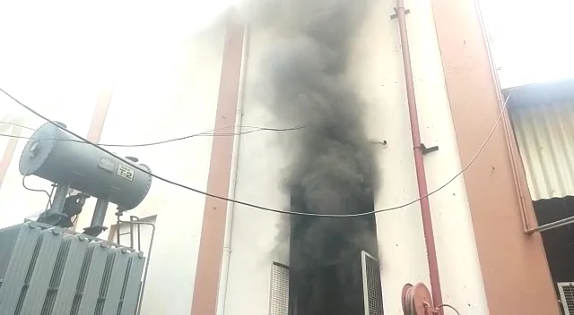 লোডশেডিং হাওড়ার বিস্তীর্ণ এলাকায় সিইএসসির সাব স্টেশনে আগুন