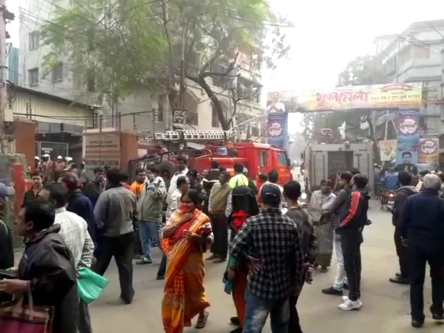 লোডশেডিং হাওড়ার বিস্তীর্ণ এলাকায় সিইএসসির সাব স্টেশনে আগুন