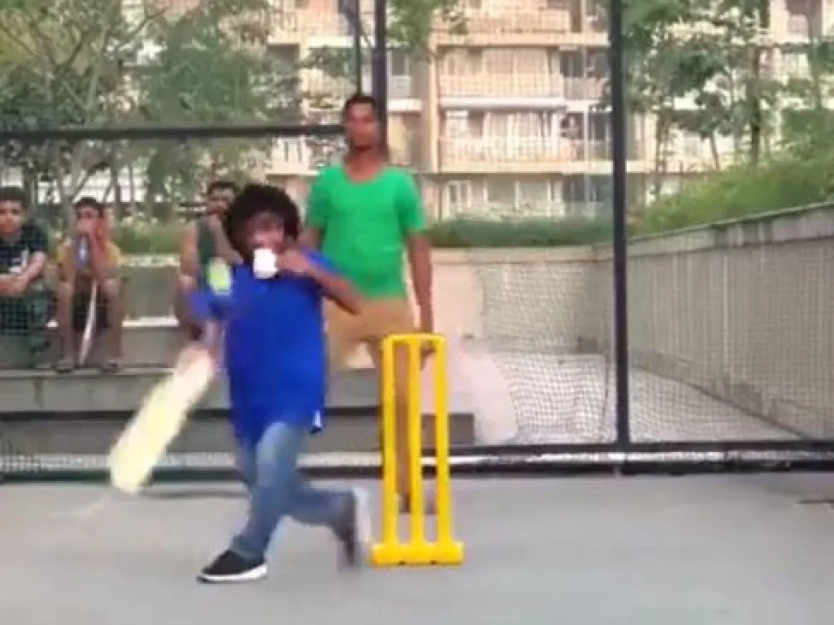 হাতে চায়ের কাপ, অন্য হাতে ব্যাট, একের পর এক,ছক্কা হাঁকাচ্ছেন তরুণ, দেখুন ভাইরাল ভিডিও