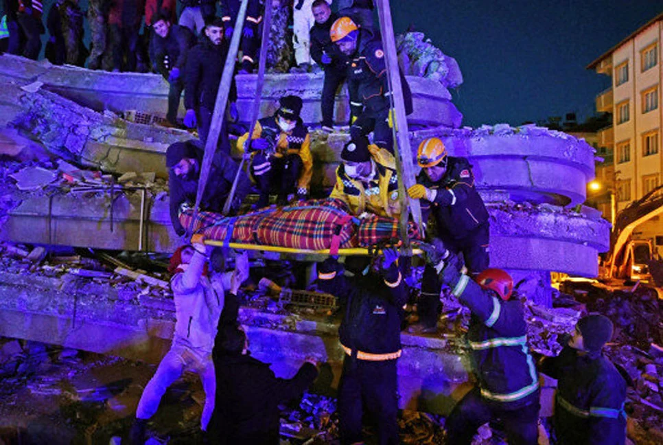 ধ্বংসস্তূপ থেকে ৪০ ঘণ্টা পর যমজ সন্তানসহ যেভাবে উদ্ধার হল দম্পতি