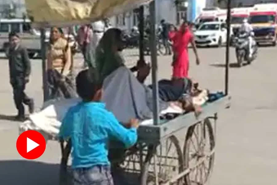 মেলেনি অ্যাম্বুলেন্স! বাধ্য হয়ে ঠেলাগাড়িতে চাপিয়েই অসুস্থ বাবাকে হাসপাতালে নিয়ে গেল ৬ বছরের ছেলে